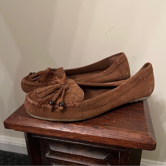 Minnetonka Brown Suede Fringe Feather Flat Moccasins - Picture 1 of 7